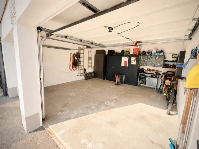Geräumige Garage mit elektrischen Toren