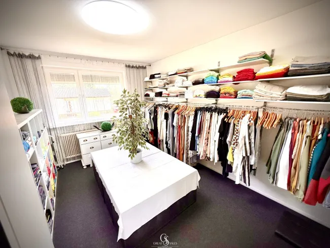 Begehbarer Kleiderschrank (auch ideal als weiterer Schlafraum)