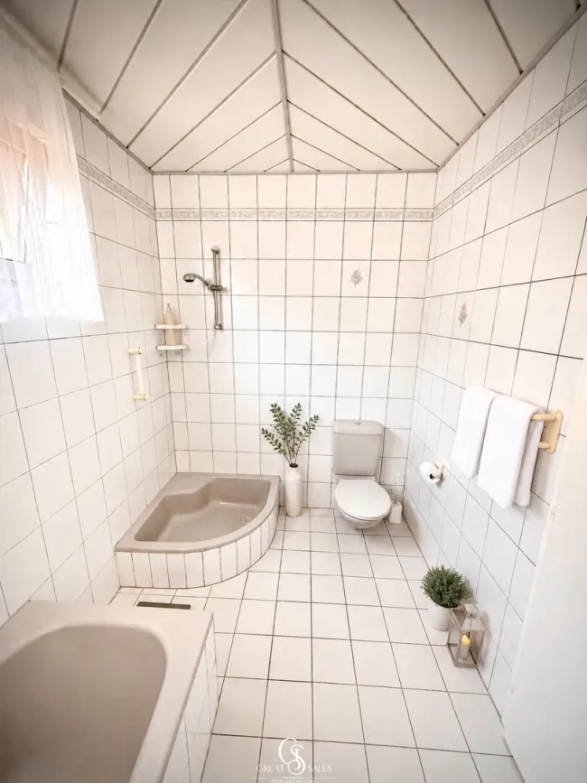 Badezimmer-1 mit Dusche und Badewanne