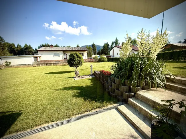 Überdachte Gartenterrasse