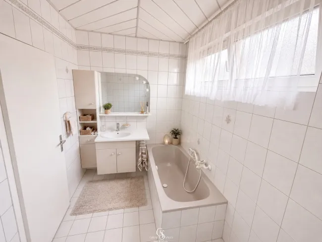 Badezimmer-1 mit Dusche und Badewanne