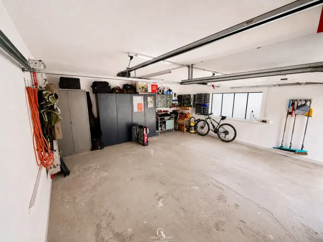 Geräumige Garage mit elektrischen Toren