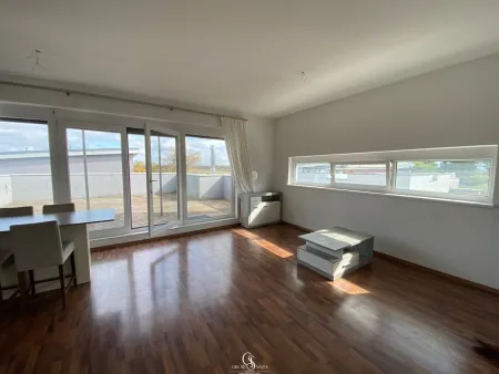 Moderne Terrassenwohnung mit Loft-Charakter in Pirka – sonnig, ruhig & bestens angebunden