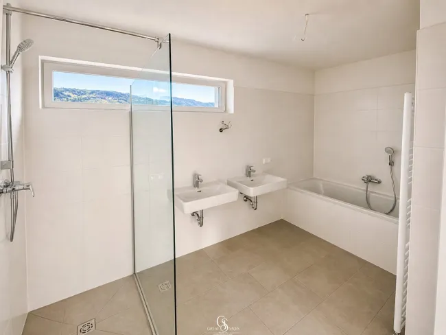 Badezimmer mit Dusche und Badewanne