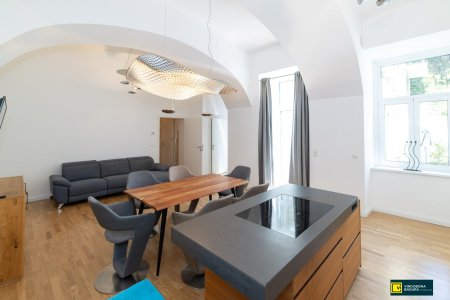 Wohnen beim Naschmarkt: Stilvolle 2-Zimmer-Wohnung mit Terrasse & Wohlfühlkomfort in ruhiger Innenhoflage