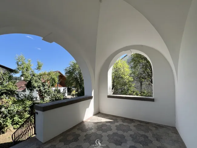 Terrasse mit Bogen