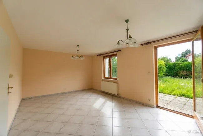 Wohnzimmer mit Gartenzugang