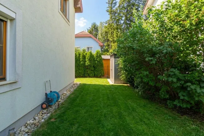 Garten mit Gerätehütte