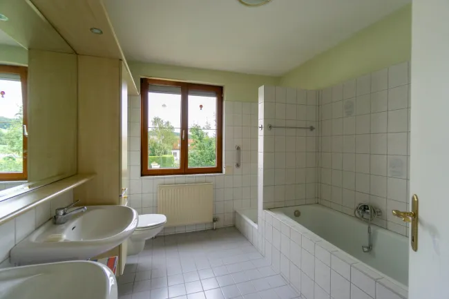 Badezimmer mit Wanne, Dusche und WC