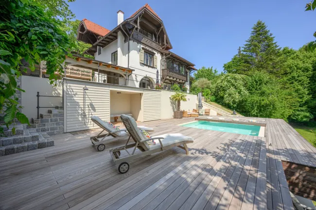 weitläufige Poolterrasse