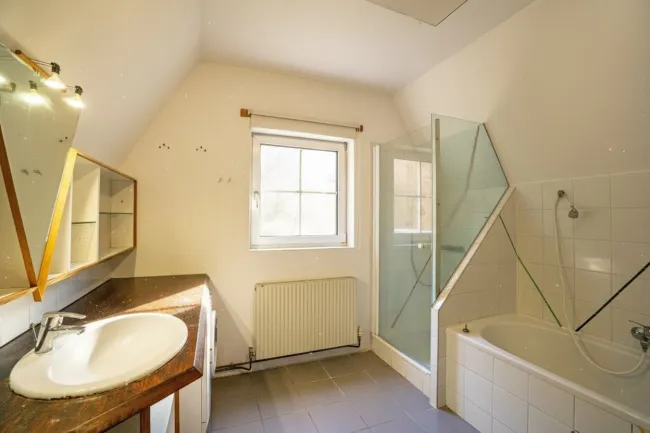 Bad mit Waschtisch, Wanne, Dusche, Waschmaschinenanschluss und WC