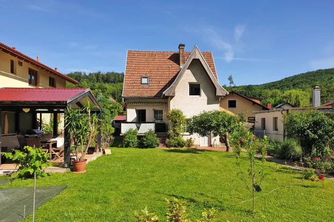Haus und Garten mit Pergola