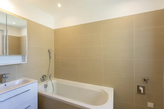 Badezimmer mit Wanne 6. Stock