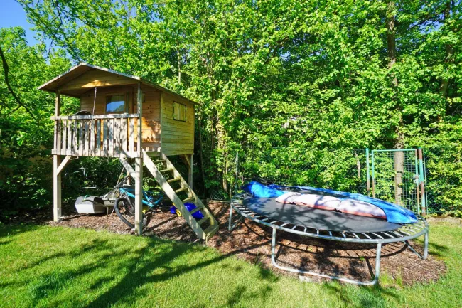 Garten mit Spielhaus