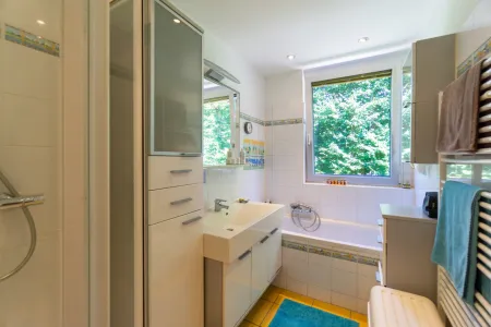 Badezimmer mit Dusche und Wanne