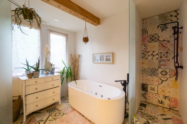 Badezimmer mit Wanne, Dusche und WC