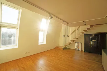 Wohnraum mit freitragender Treppe ins 2. DG