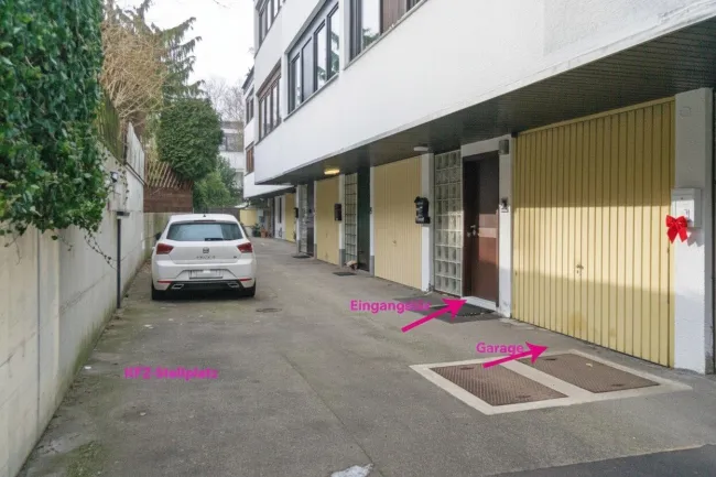 Hauszugang und Garage