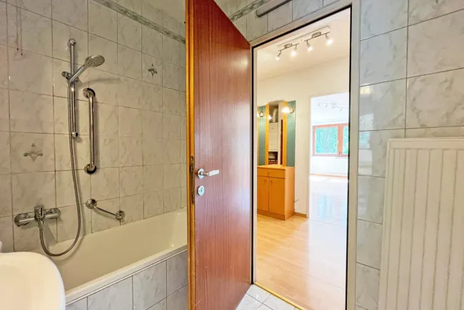 Badezimmer mit Wanne