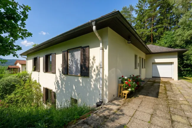 Nordostansicht mit Eingang ins Erdgeschoß