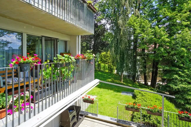 Zimmer 2_Ausblick zu Balkon