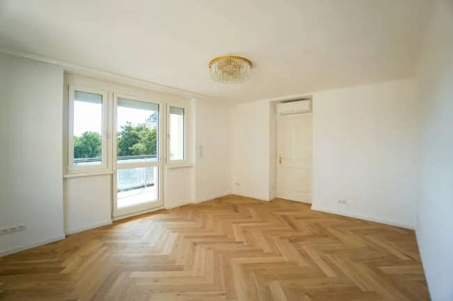Zimmer 2 mit Ausgang zum Balkon