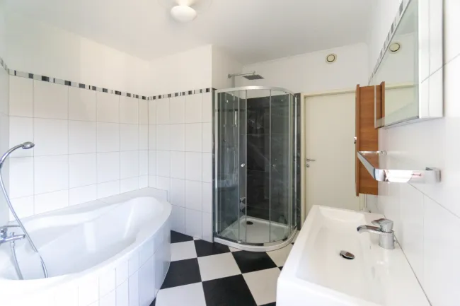 Badezimmer mit Dusche