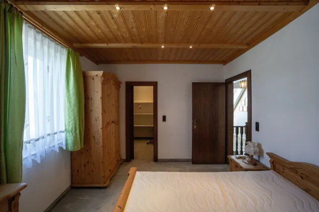 Zimmer 1 mit Klimaanlage und Schrankraum