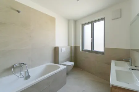 Bad mit Wanne und WC