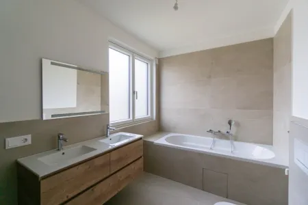 Bad mit Wanne, Dusche und WC