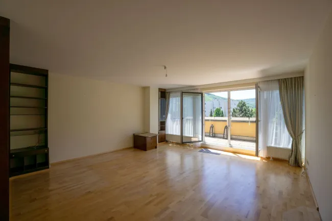 Wohnzimmer mit Südwest-Terrasse