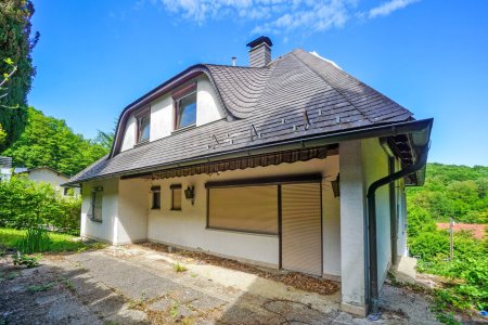 Hausansicht mit Gartenterrasse