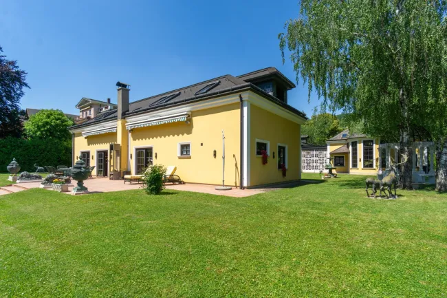 Ansicht Wohnhaus mit Garten