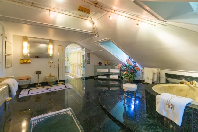 Badezimmer mit Wanne und WC