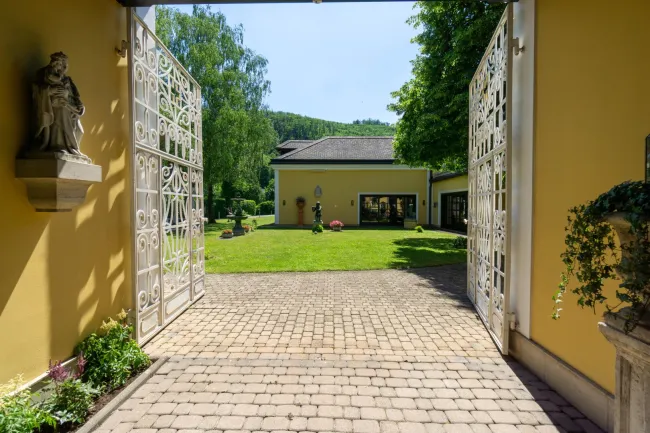 Durchgang zwischen Haupt- und Nebengebäude