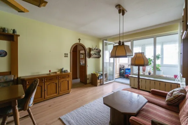 Wohnzimmer mit Ausgang zur Loggia