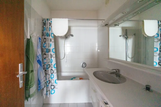 Badezimmer mit Wanne und Waschmaschinenanschluss