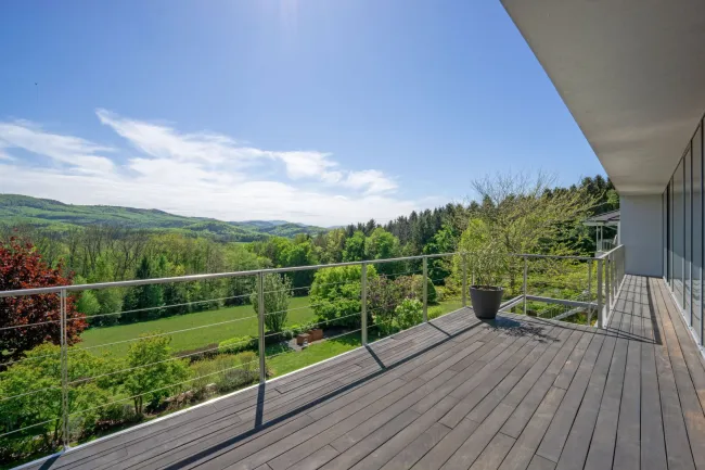 Südseitige Terrasse im Obergeschoß