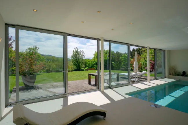 Indoor-Poollandschaft mit direktem Gartenausgang