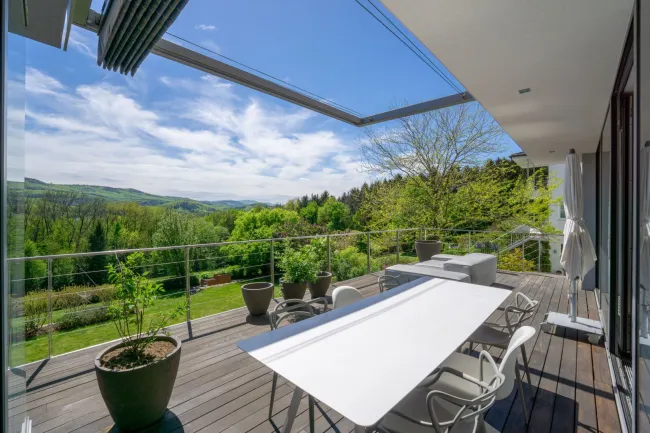 Terrasse mit unverbautem Grünblick