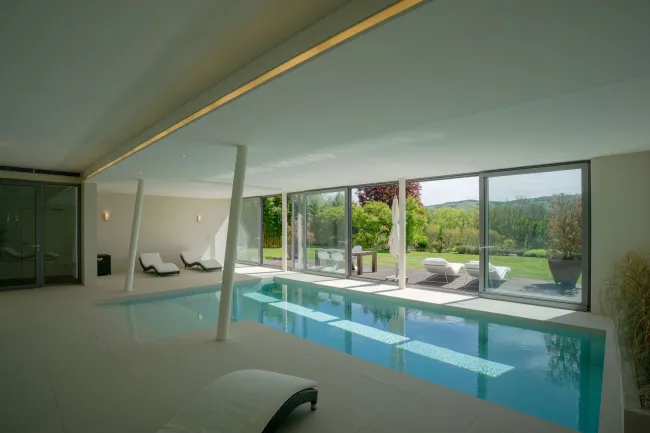 Indoor-Poollandschaft mit direktem Gartenausgang