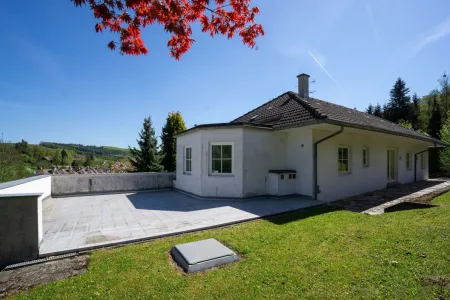 Nordwestseitige Terrasse mit tollem Ausblick über die Landschaft