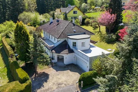 Drohnenansicht von Nordost mit Garage und Eingang