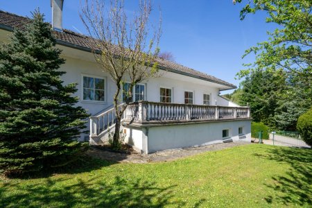 Ostterrasse mit Balustrade und Lagerräumen darunter