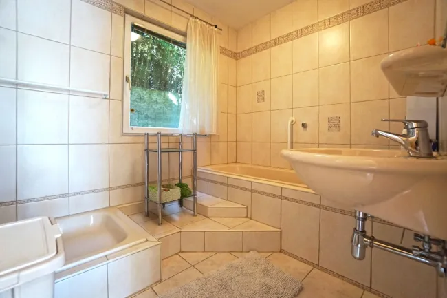 Badezimmer mit Dusche und Wanne