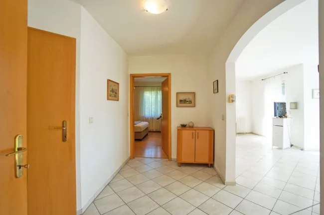Vorraum Richtung Zimmer 1 und Wohnzimmer