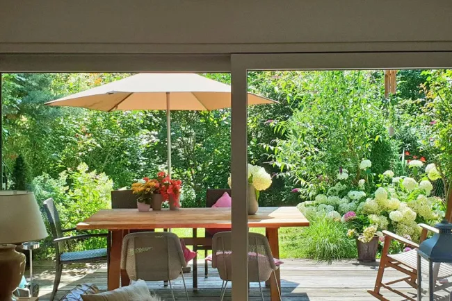 Wohnzimmer mit offener Küche und Ausgang auf die Gartenterrasse