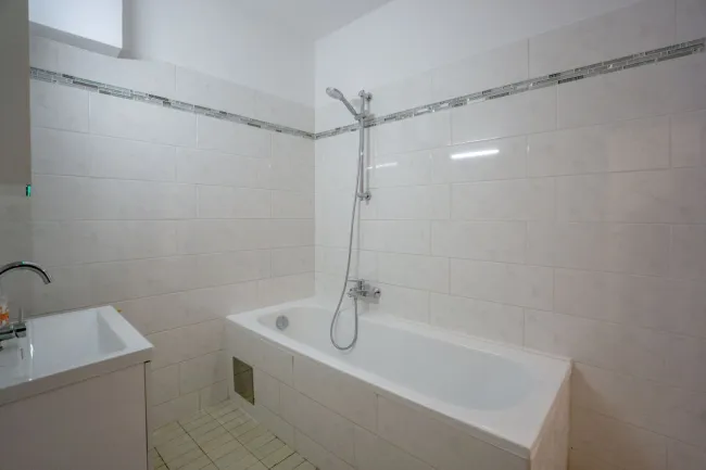 neu verfliestes Wannenbad
