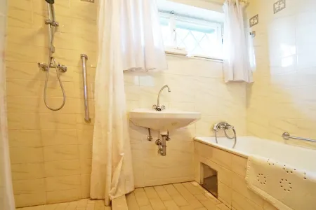 Badezimmer mit Wanne und Dusche
