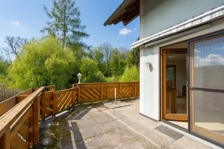 sonnige Terrasse mit Stiege in den Garten